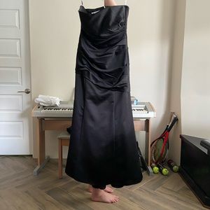 Mermaid/trumpet black dress
